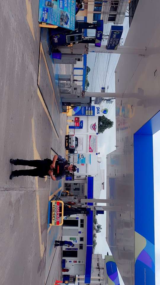 Oficial Semaxfirst Cía. Ltda. custodiando estación de servicio PDS